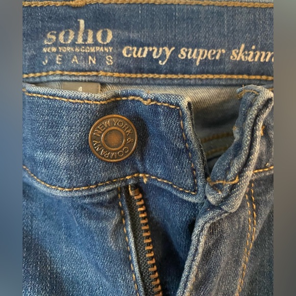 SIZE 4 SOHO JEANS NEW YORK & COMPANY. Blue Curvy Super Skinny. - Picture 7 of 8